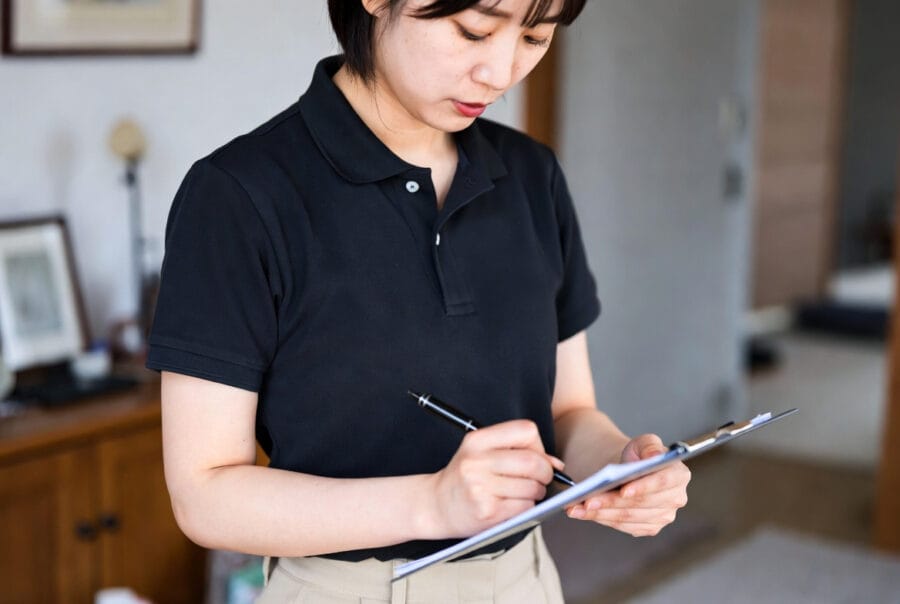 遺品のブランドバッグ査定風景