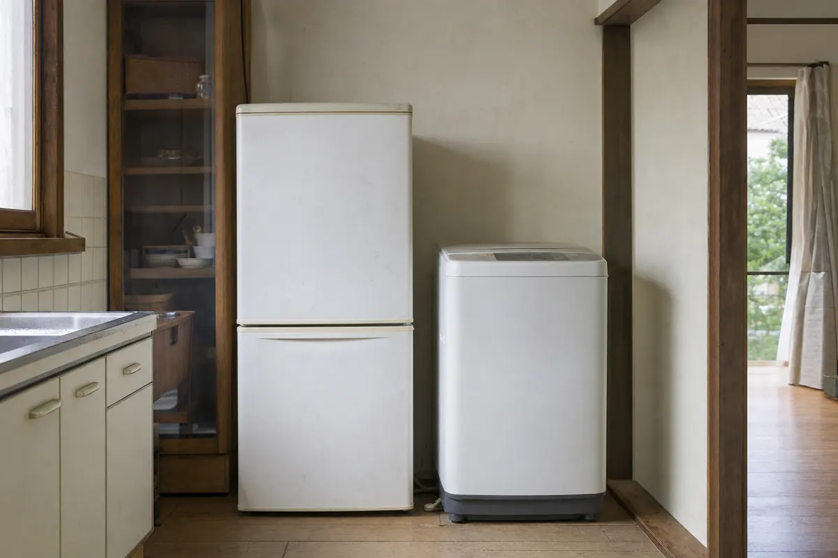 電源を外した冷蔵庫と洗濯機（イメージ）