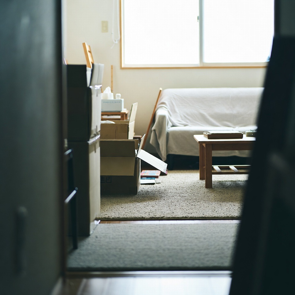 不用品が多く片付けに困っている室内の様子