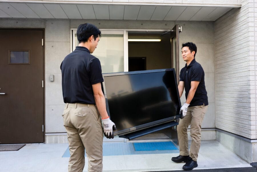 スタッフによる搬出作業