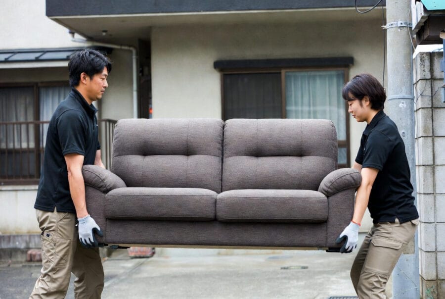 スタッフの搬出作業